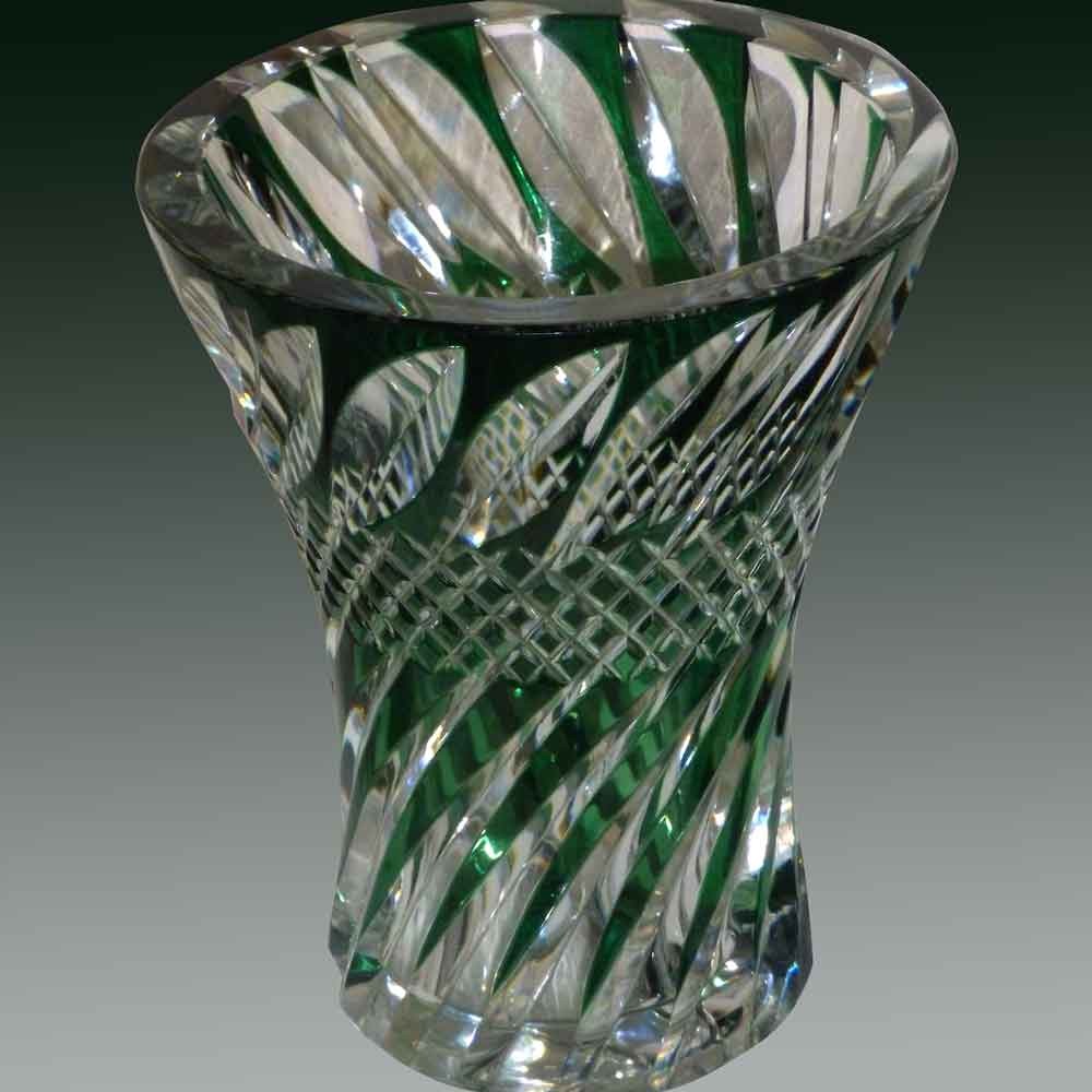 Vase en cristal doublé taillé vert du Val Saint Lambert signé