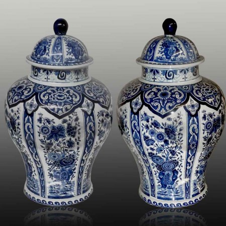 Paire de grands vases couverts Boch-Delft 19 éme siècle