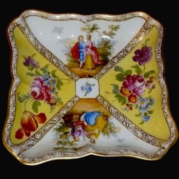 square cup in Meissen porcelain signed XIX eme century