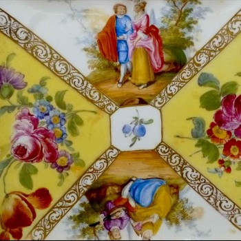 square cup in Meissen porcelain signed XIX eme century