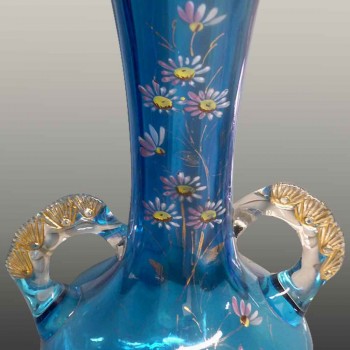 een paar art nouveau vazen ​​in azuurblauw
