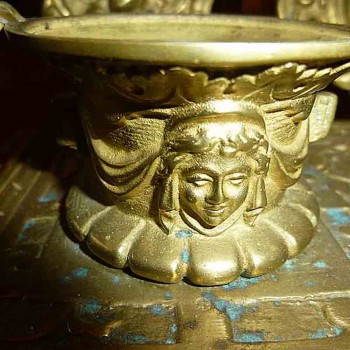Grifoni e chimere doppia Inkwell del XIX secolo in bronzo dorato