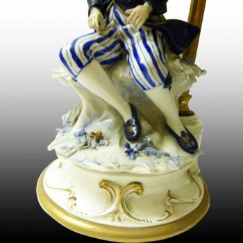 Capodimonte-porcelain romantic lamp finely worked in detail (Marquis)