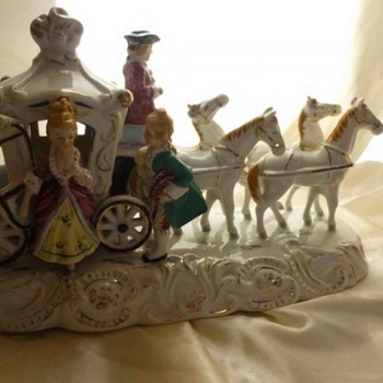 Ludwigsburg-porcelain German group marked coach Golden Crown closed object of 18th century showcase