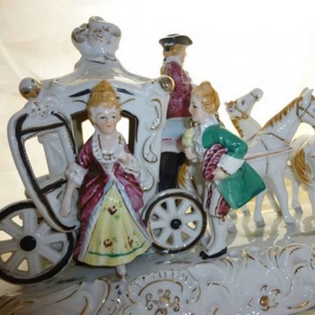 Grupo aleman marcada de Ludwigsburg-porcelana corona de oro cerrada entrenador objeto de vitrina del siglo XVIII