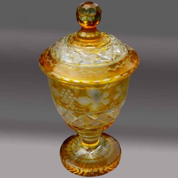 Pokal, bonbonnière en cristal de Bohème gravé ambre