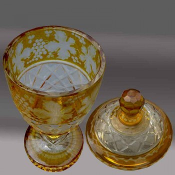 Pokal, scatola di caramelle in cristallo di Boemia incisa ambra