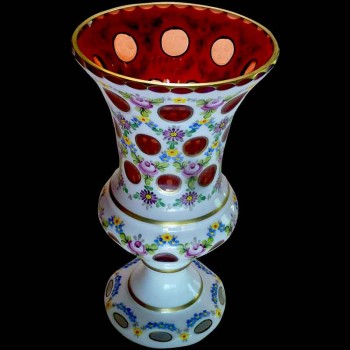 Vaso mediceo in cristallo incamiciato opalino