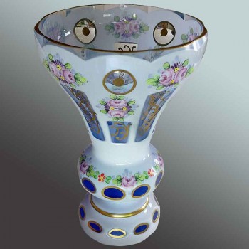 Weiße, opalisierende Kristallvase