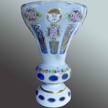 Witte vaas van opaal kristal met opaalachtige overlay