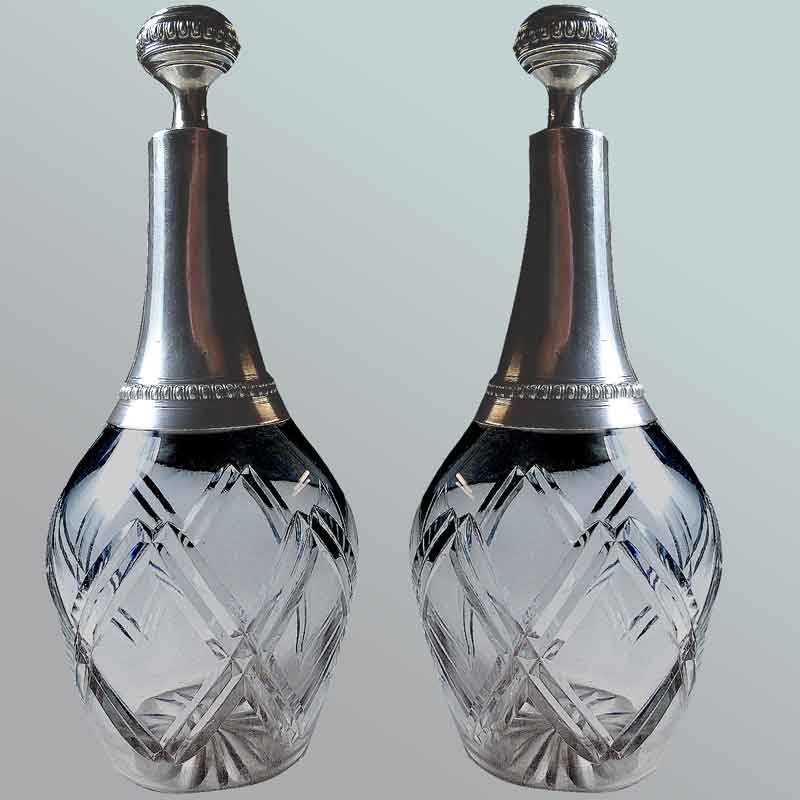 Paire de carafes en cristal taillé et argent
