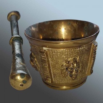 Mortero de boticario antiguo de bronce decorado con cabezas de león