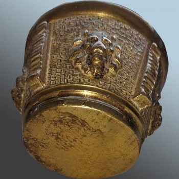 Mortaio da speziale antico in bronzo decorato con teste di leone