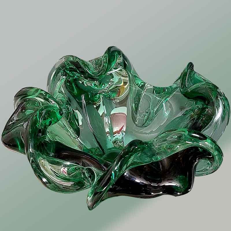Plato decorativo vintage de cristal de Murano soplado verde con doble espiral.