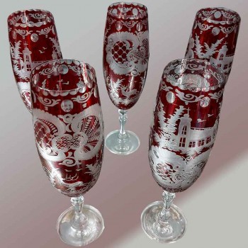 Copas de champán de cristal de Bohemia con diseño grabado de rubí y ciervo, siglo XIX.