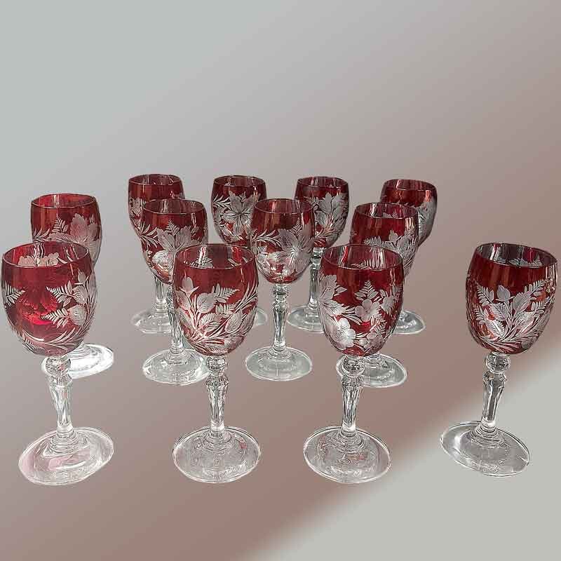 Boheemse kristallen likeurglazen met gegraveerde robijnen, 19e eeuw