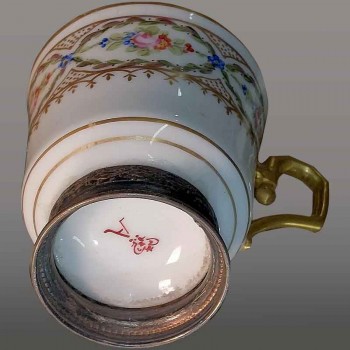 Taza de porcelana Luis XVI, Manufacture à la Reine, 1780, coronada.