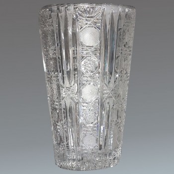 Jarrón de cristal tallado a mano de Val Saint Lambert con una rica decoración de inspiración bohemia.