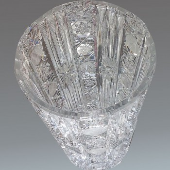 Jarrón de cristal tallado a mano de Val Saint Lambert con una rica decoración de inspiración bohemia.