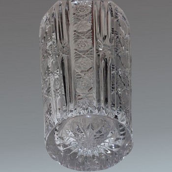 Jarrón de cristal tallado a mano de Val Saint Lambert con una rica decoración de inspiración bohemia.