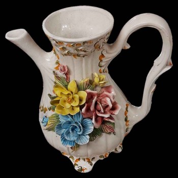 Jarra de porcelana Bassano antigua con decoración floral en relieve policromado