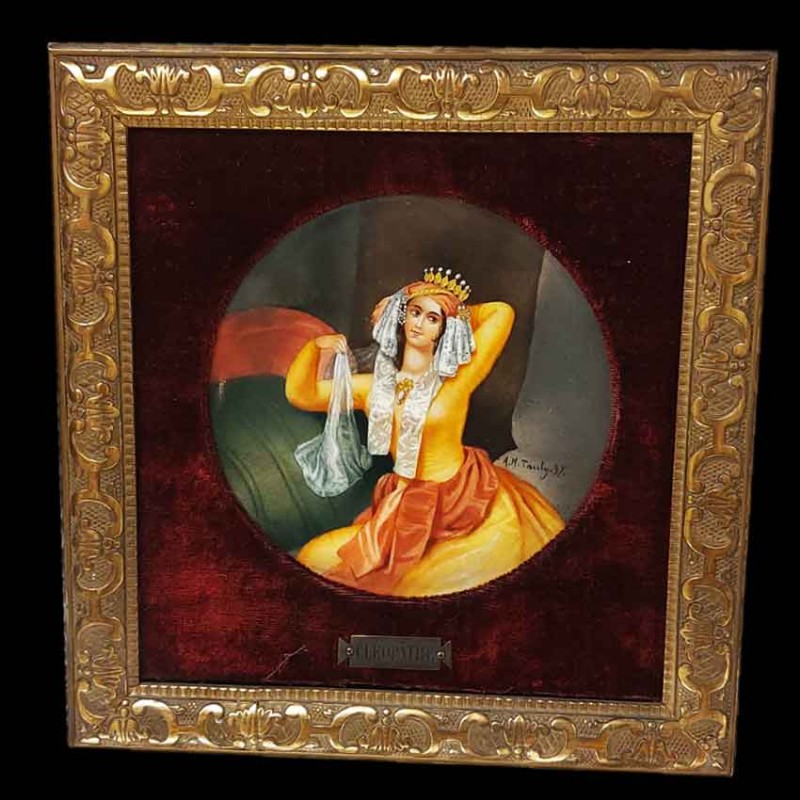 Dipinto in porcellana raffigurante Cleopatra, 1897, firmato Tauty, Lione, con cornice antica dorata.