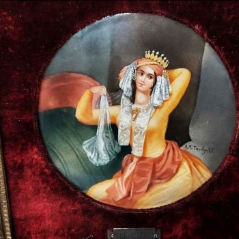 Porseleinen schilderij van Cleopatra, 1897, gesigneerd Tauty, Lyon, antieke vergulde lijst.