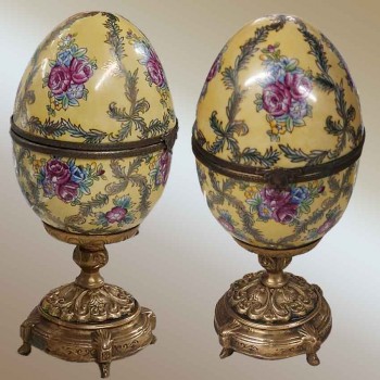een paar eieren in Fabergé-stijl, bronzen bonbonnière, vintage decoratief aardewerk
