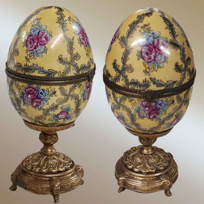 Par de huevos estilo Fabergé, bombonera de bronce, cerámica decorativa vintage.