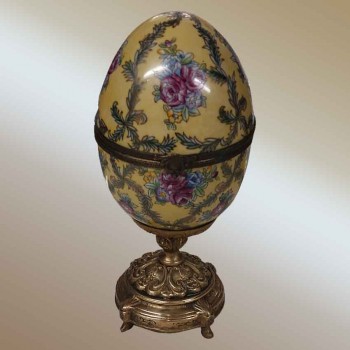 Par de huevos estilo Fabergé, bombonera de bronce, cerámica decorativa vintage.