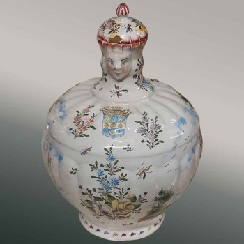 Moustiers polychrome Steingutkanne, 18. Jahrhundert, Ferrat galant antike Dekoration