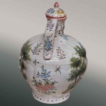 Moustiers polychrome aardewerken schenkkan, 18e eeuw, Ferrat galant antieke decoratie