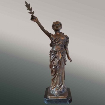 Escultura en bronce alegoría de la victoria de finales del siglo XIX.