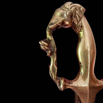 Indisches Zeremonialschwert mit gebogener Klinge, verziert mit Panther- und Elefantenmotiven, vergoldetes Kupfer