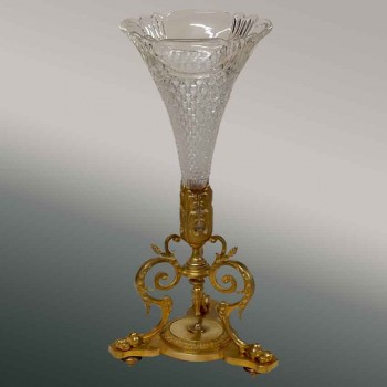 Jarrón corneta en cristal y bronce dorado del siglo XIX.
