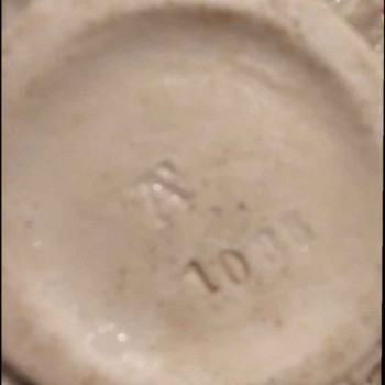 Coppia di vasi in porcellana tedesca del XIX secolo con decorazioni floreali antiche.