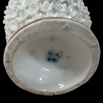 vase jacob petit boule de neige porcelaine paris fleurs relief xixe siecle