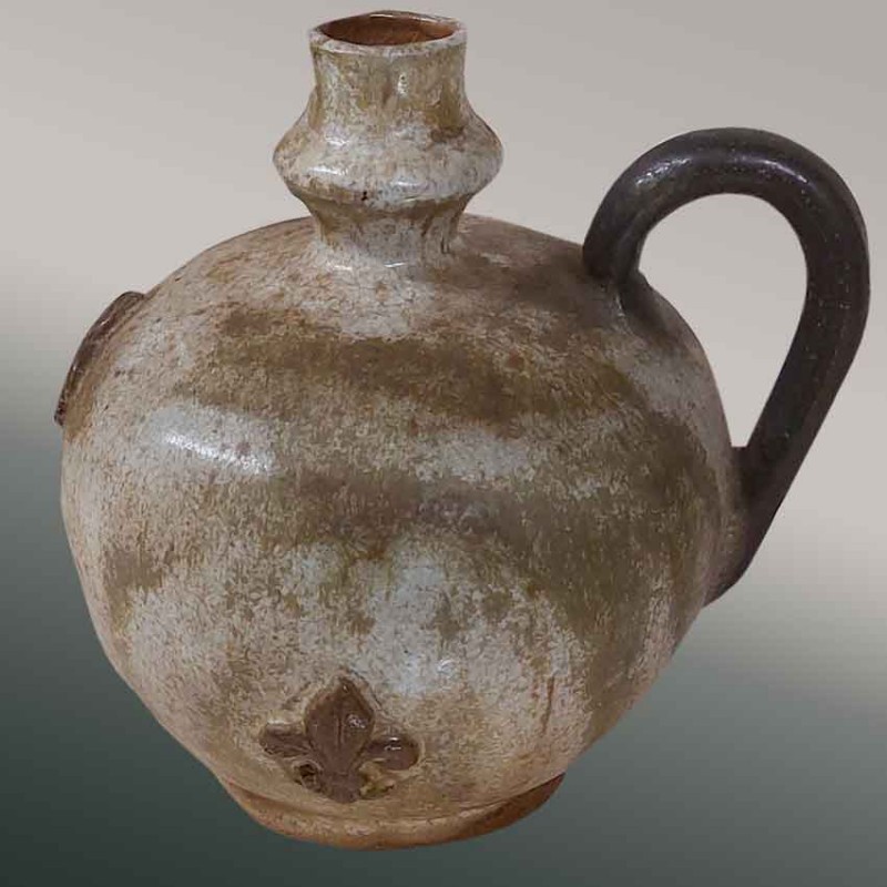 Jarra de gres vitrificado Roger Guerin Bouffioulx con diseño de flor de lis, cerámica belga.