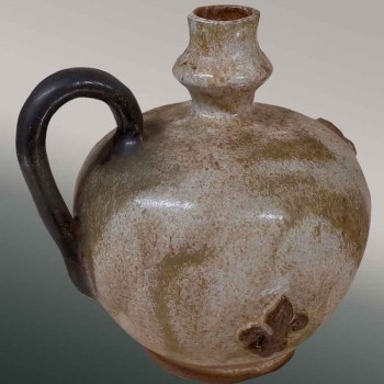Brocca in gres vetrificato Bouffioulx di Roger Guerin con decorazione a giglio, ceramica belga