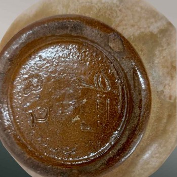 Jarra de gres vitrificado Roger Guerin Bouffioulx con diseño de flor de lis, cerámica belga.