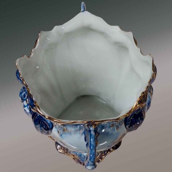 Par de macetas de cerámica de Staffordshire, estilo inglés, con decoración floral azul y dorada.