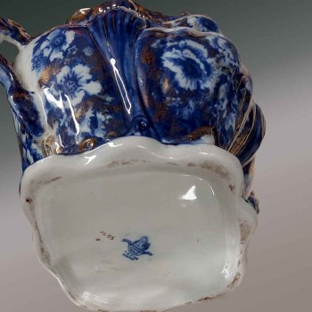 Par de macetas de cerámica de Staffordshire, estilo inglés, con decoración floral azul y dorada.