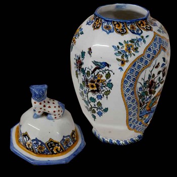 Een paar 19e-eeuwse polychrome aardewerken gemberpotten met exotische decoratie van vogels, bloemen en een foo dog.