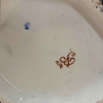 Een paar 19e-eeuwse polychrome aardewerken gemberpotten met exotische decoratie van vogels, bloemen en een foo dog.