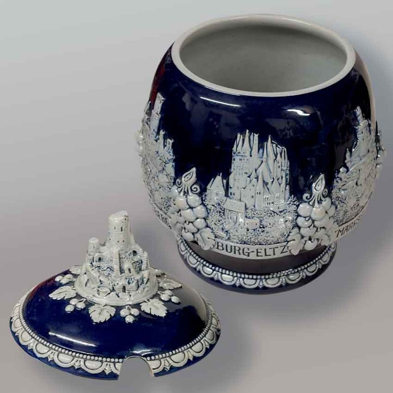 Antica brocca da punch in ceramica tedesca, blu cobalto, con decorazione a rilievo di un castello.
