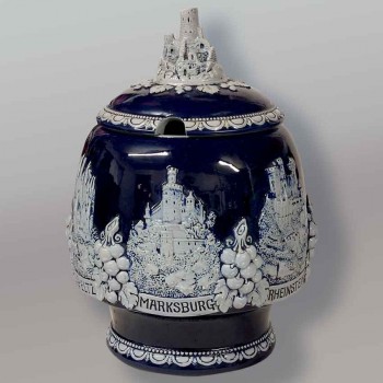 Antica brocca da punch in ceramica tedesca, blu cobalto, con decorazione a rilievo di un castello.