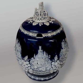Antica brocca da punch in ceramica tedesca, blu cobalto, con decorazione a rilievo di un castello.