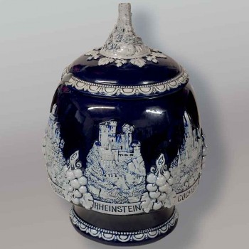 Antica brocca da punch in ceramica tedesca, blu cobalto, con decorazione a rilievo di un castello.