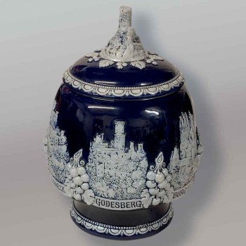 Ponchera antigua de cerámica alemana, azul cobalto, con diseño de castillo en relieve.