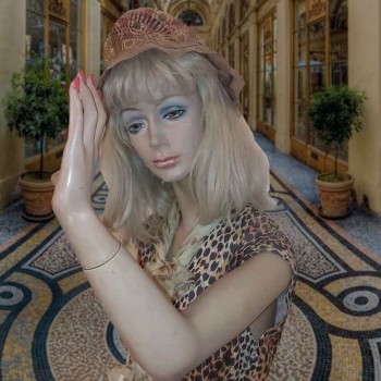 Maniquí femenino vintage para escaparate, década de 1950.